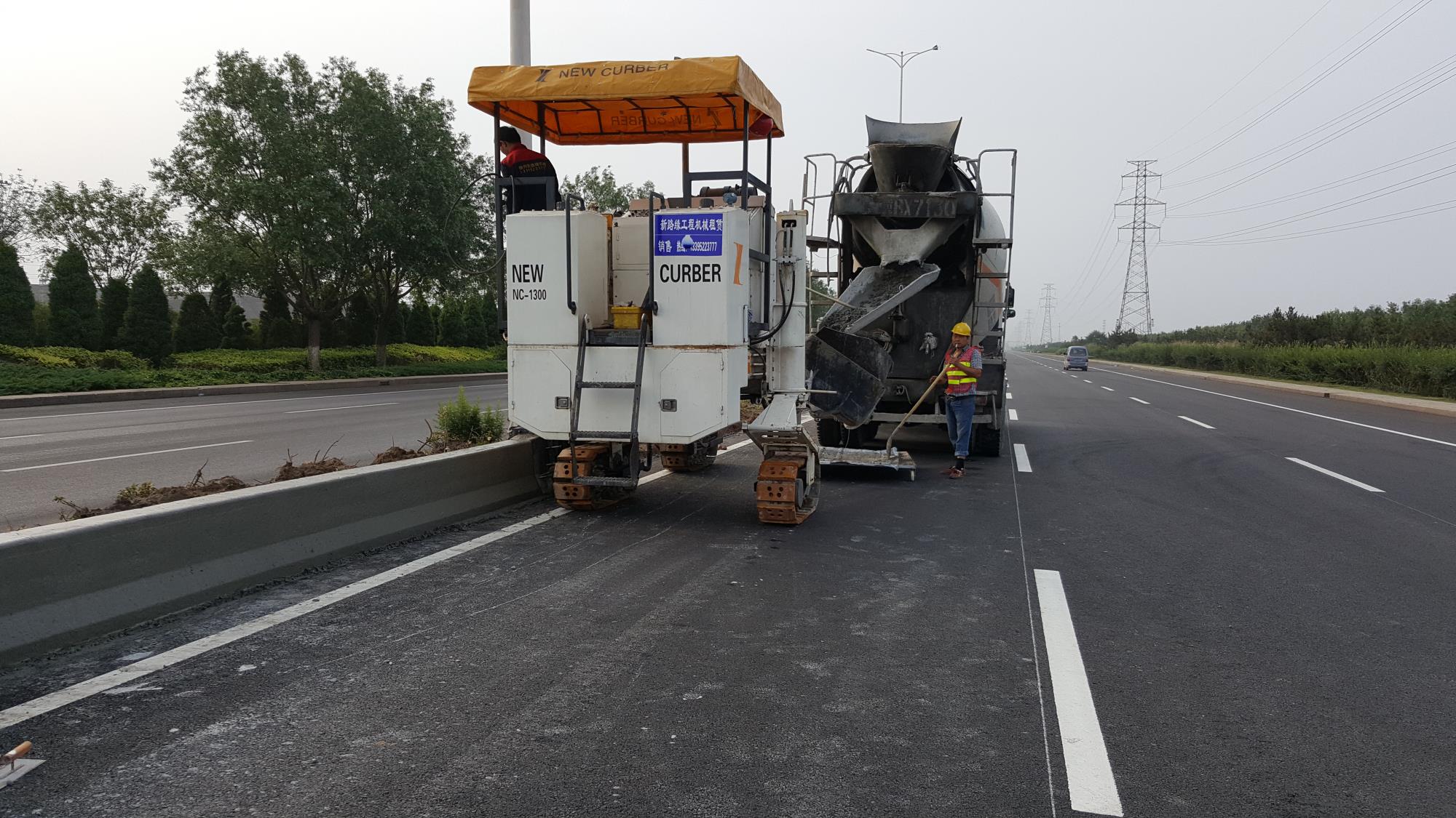 混凝土路緣石滑模成型機滑模攤鋪中基準線的重要性